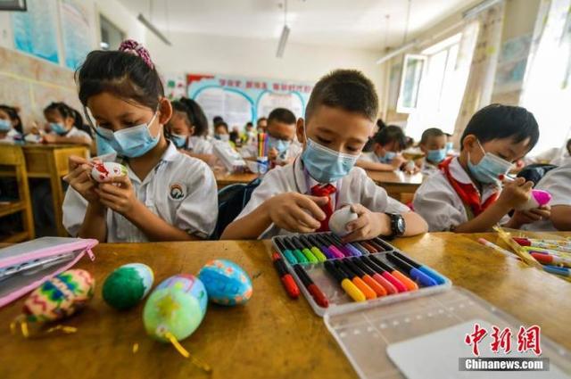 资料图：小学课堂。 中新社记者 刘新 摄