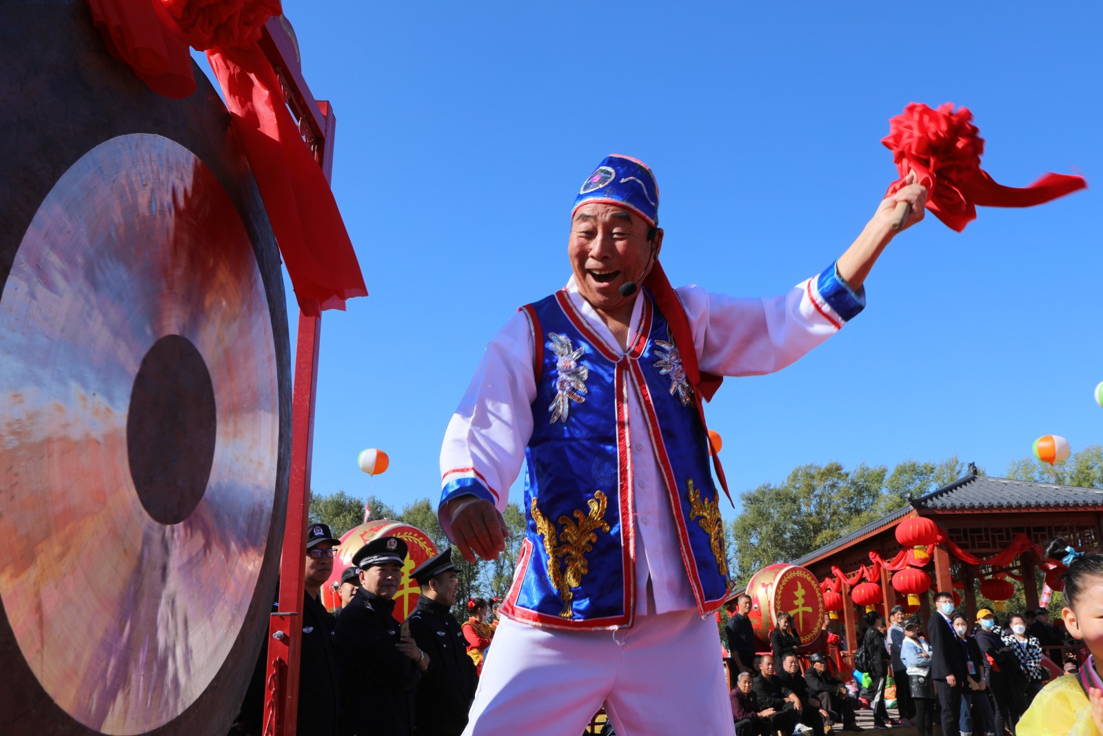 敲响丰收的铜锣,祈福风调雨顺,国泰民安.