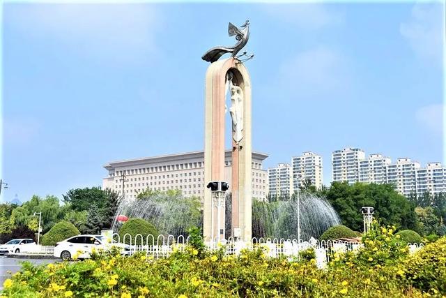 (解放路上的凤凰碑是银川的地标性建筑.