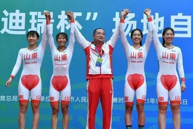 笑疯了！全运会山东队「红苹果」领奖服太尴尬，网友：是我不懂的审美休闲区蓝鸢梦想 - Www.slyday.coM