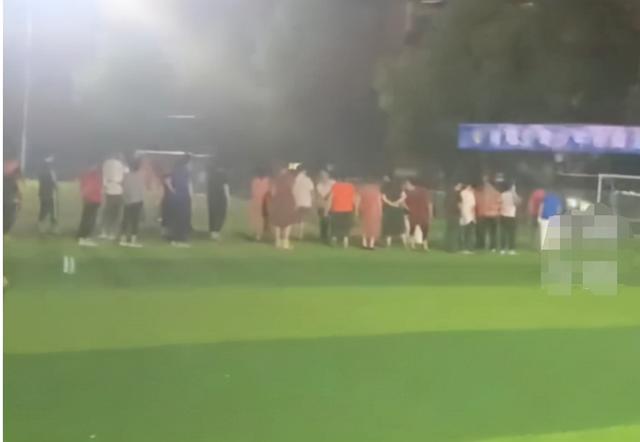 湖南株洲一大爷用铁锤砸锁霸占足球场跳广场舞休闲区蓝鸢梦想 - Www.slyday.coM