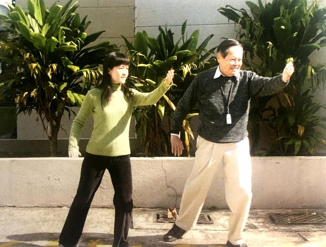 杨振宁先生百岁生日现场照公开，与身穿红裙的翁帆十指紧扣切蛋糕休闲区蓝鸢梦想 - Www.slyday.coM