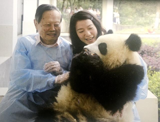 杨振宁先生百岁生日现场照公开，与身穿红裙的翁帆十指紧扣切蛋糕休闲区蓝鸢梦想 - Www.slyday.coM