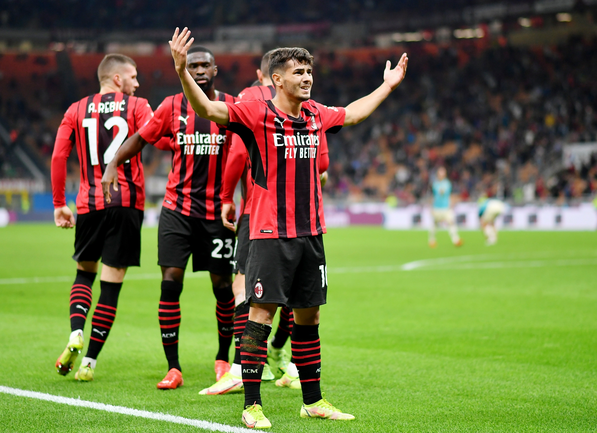 9月22日,ac米兰队球员迪亚斯(左)攻入球队首球后与队友特奥·埃尔