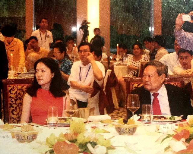 杨振宁先生百岁生日现场照公开，与身穿红裙的翁帆十指紧扣切蛋糕休闲区蓝鸢梦想 - Www.slyday.coM