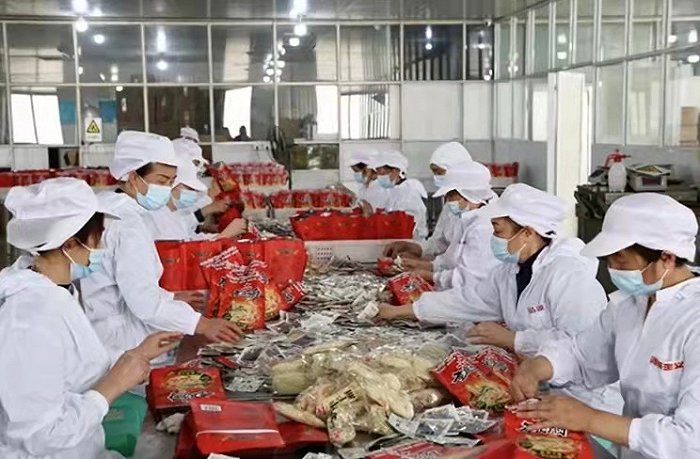 工厂加工生产重庆小面。图片来源：“辣来主义”重庆小面