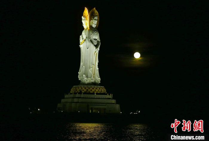 中秋夜，三亚南山文化旅游区海平面升起一轮明月，与海上观音相互辉映。陈文武 摄