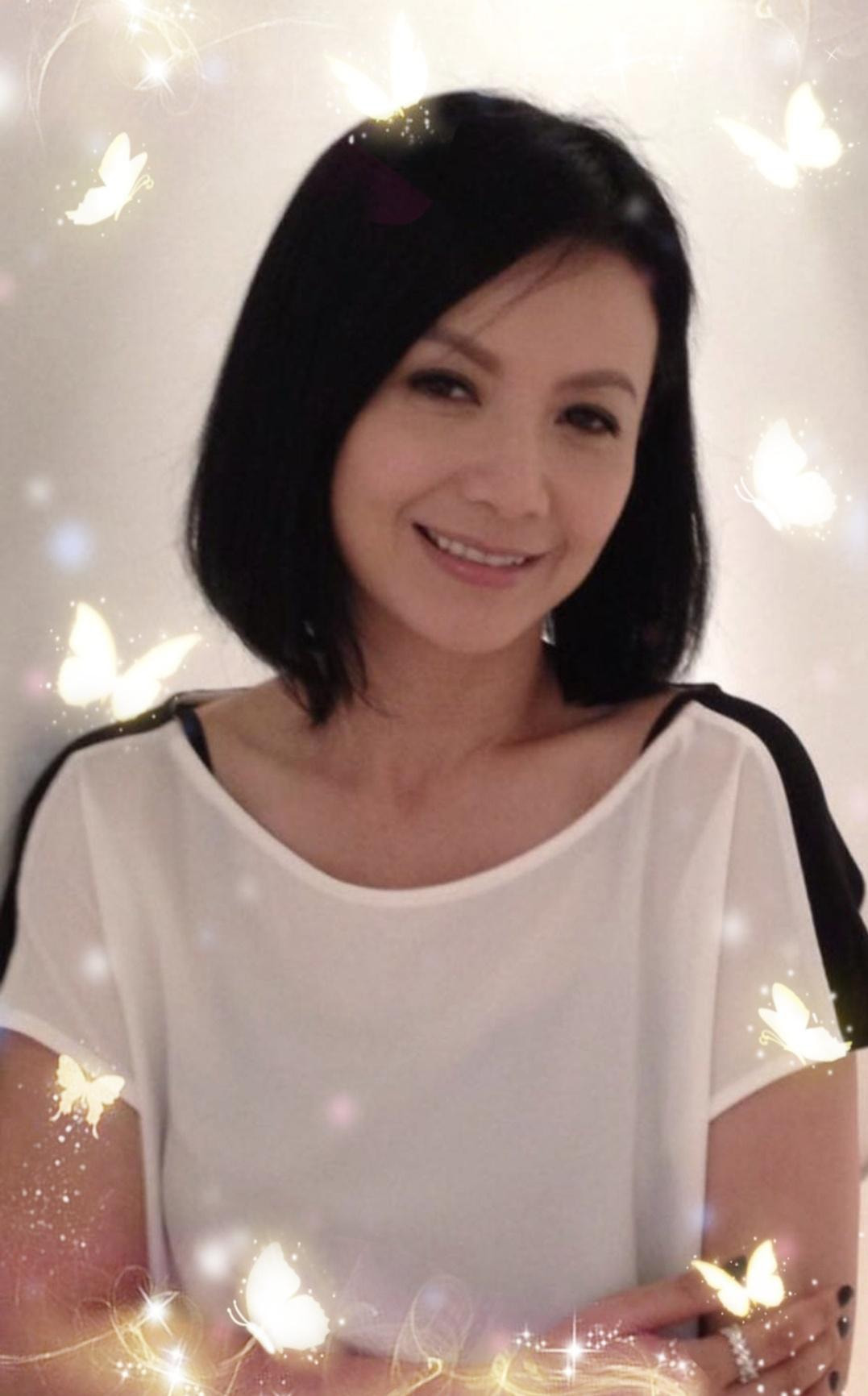 曾华倩晒近照美颜了还是难掩沧桑跟普通人比就是气质更好