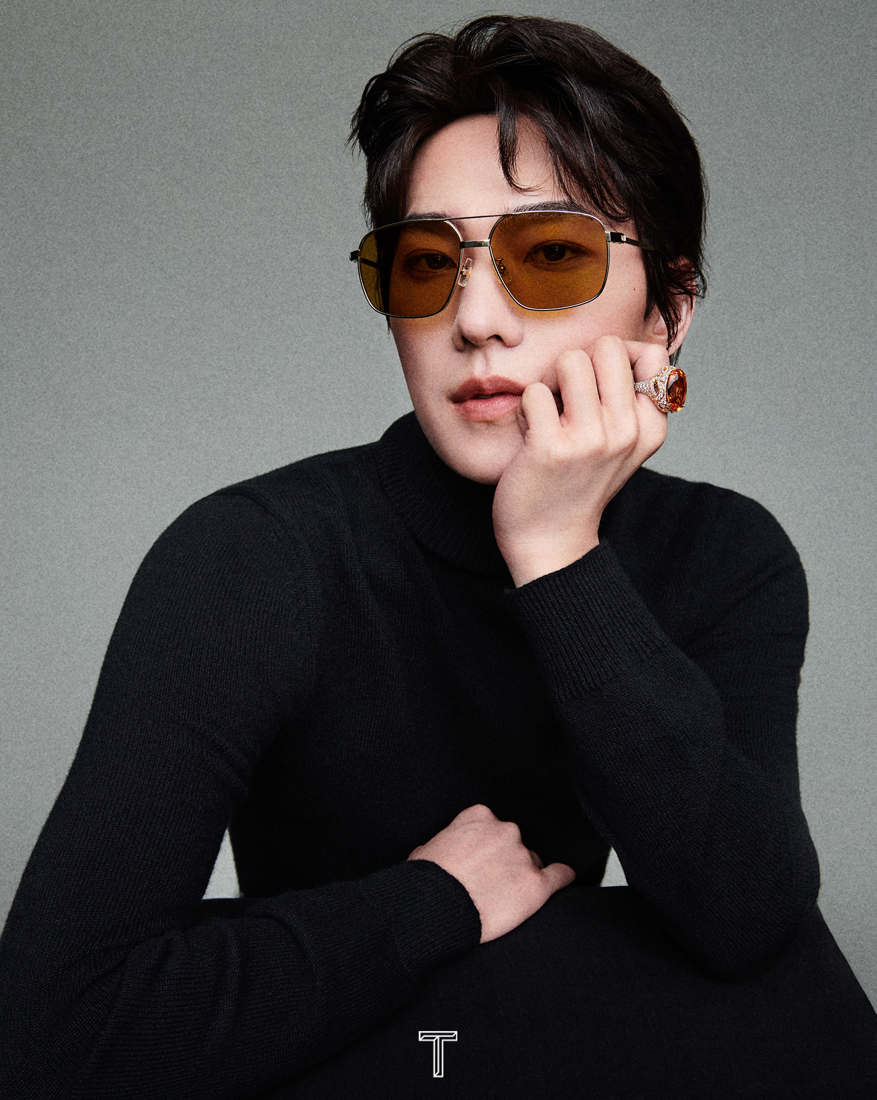 杨洋挑染蓝发带珠宝拍时尚大片 网友:哥哥在气质这块拿捏得死死的!