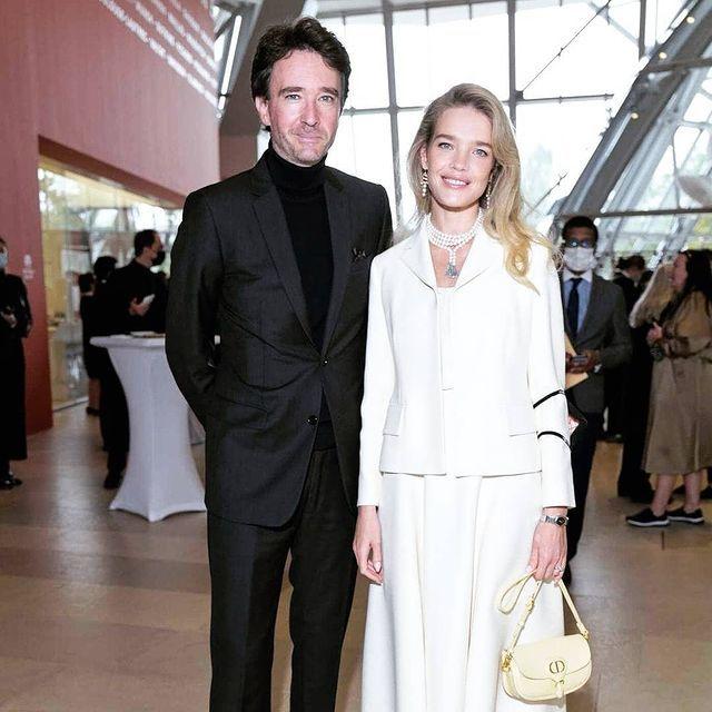 lv太子妃和太子爷看展览,气质清新似玉兰花,哪像是39岁的五娃妈