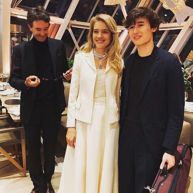 lv太子妃和太子爷看展览,气质清新似玉兰花,哪像是39岁的五娃妈