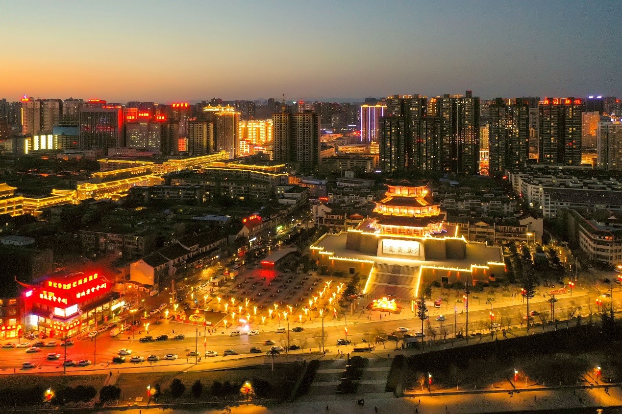 夜景 杨晓锋 摄此外,围绕凤凰台,安国寺等历史遗迹,恢复明清咸阳古城