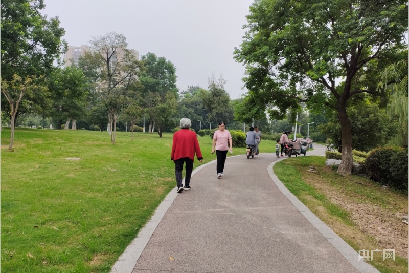 居民在散步(央广网发 通讯员供图)