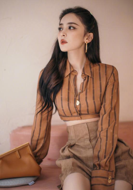 古力娜扎穿条纹衫太嫩了搭配高马尾活力满满网友这才18岁吧