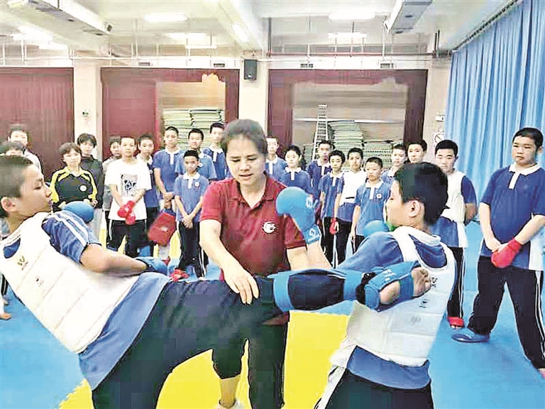 龙华中学以"四点半课堂"为依托,引进跆拳道项目.