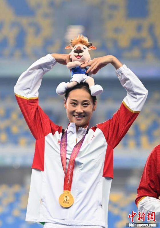 李玲获全运会女子撑杆跳高冠军