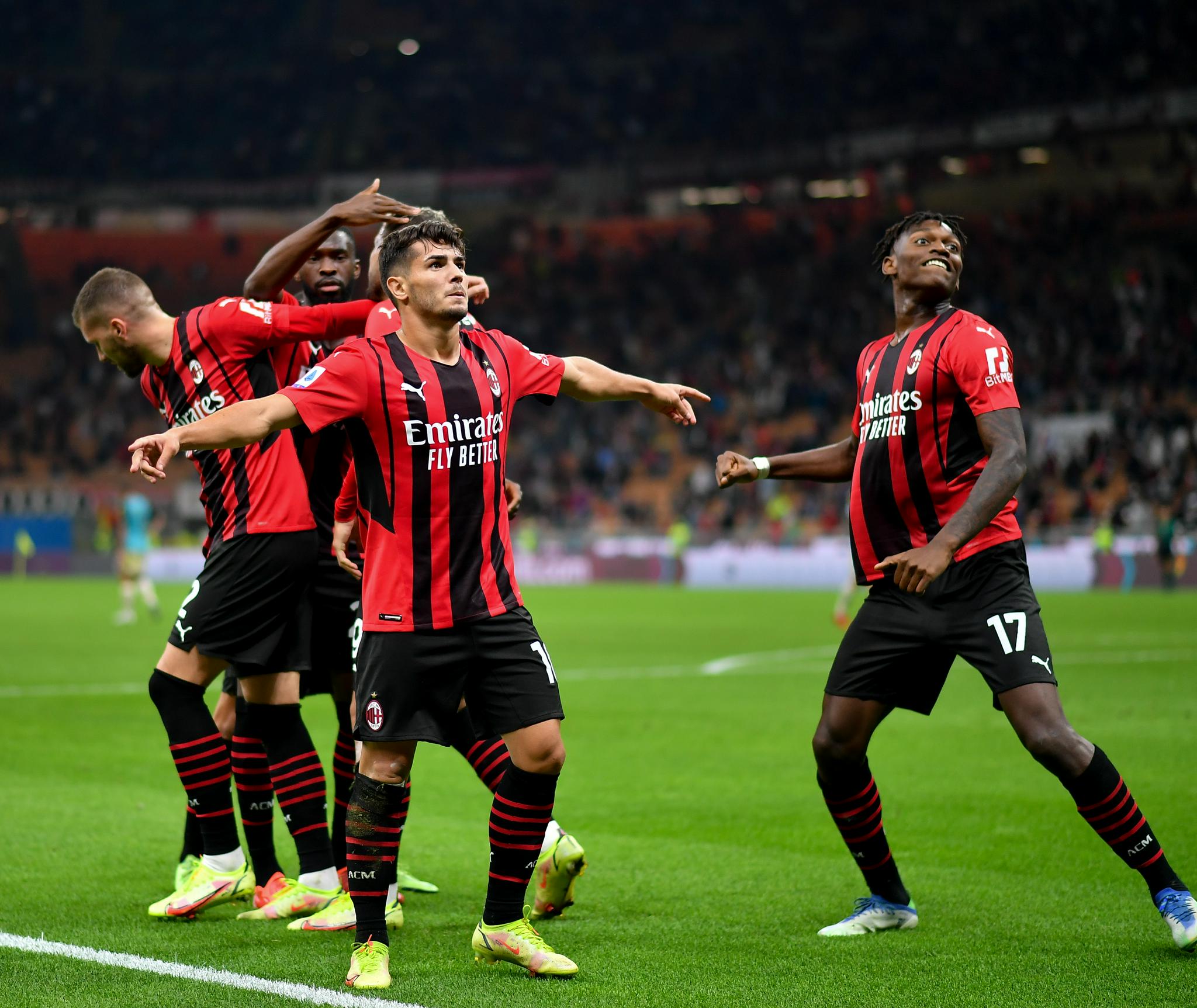 足球——意甲:ac米兰胜威尼斯|ac米兰队|迪亚兹|威尼斯_新浪新闻