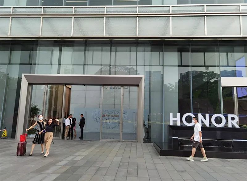 8月30日,荣耀终端有限公司新总部正式启用,位于北京,西安,南京等多地