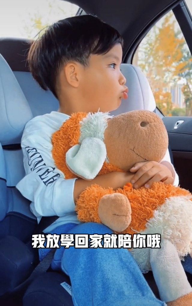 61岁戏骨李子雄近况曝光,头发乌黑肌肉壮硕,3岁儿子被赞似混血