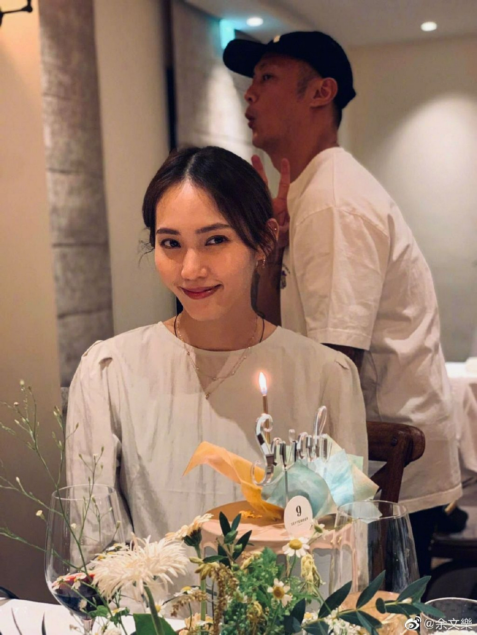 余文乐晒合影爱妻庆生 搞怪比耶童心满满