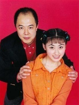 61岁戏骨李子雄近况曝光,头发乌黑肌肉壮硕,3岁儿子被赞似混血