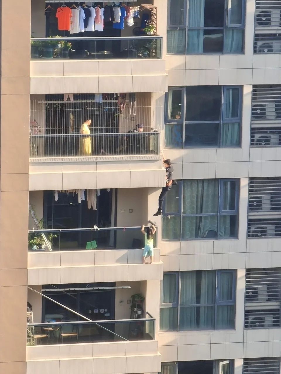 今早，杭州4岁女孩挂在11楼阳台外！妈妈送哥哥上学回来急死：门打不开！危急关头，有人从天而降，还有人...