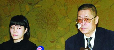 杨振宁先生百岁生日现场照公开，与身穿红裙的翁帆十指紧扣切蛋糕休闲区蓝鸢梦想 - Www.slyday.coM