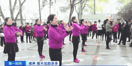 湖南株洲一大爷用铁锤砸锁霸占足球场跳广场舞休闲区蓝鸢梦想 - Www.slyday.coM