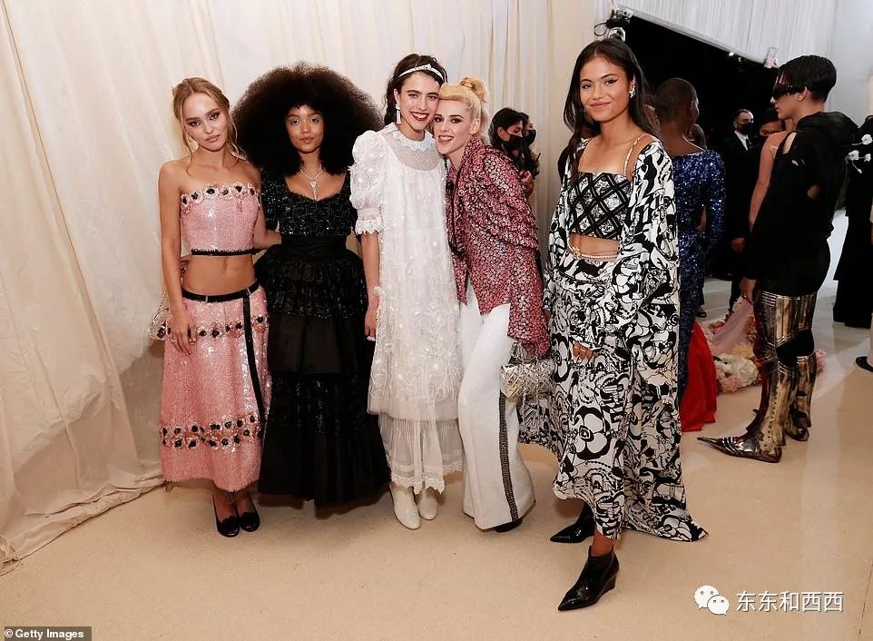 半个月前没人知道她是谁，现在被全世界疯狂追捧，这个18岁华裔少女凭啥爆红？休闲区蓝鸢梦想 - Www.slyday.coM