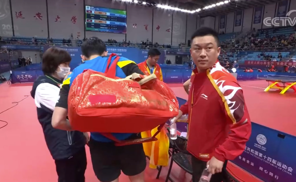 许昕的喜庆背包来参加全运会了网友哥你是来进货金牌的吗