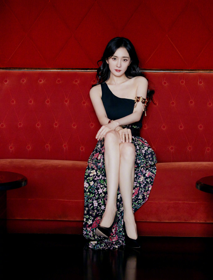 杨幂最新时装大片 碎花长裙完美匹配东方明珠