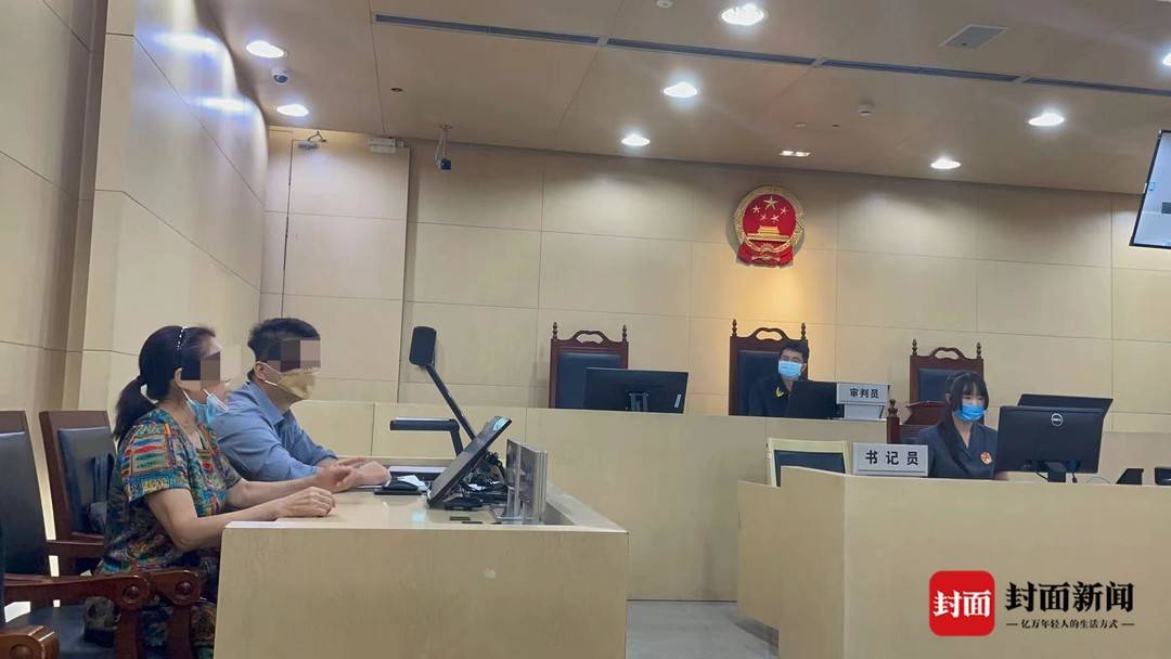 成都一老太在小区内同一地点摔倒两次：身体多处受伤致骨折 起诉物业公司并索赔休闲区蓝鸢梦想 - Www.slyday.coM