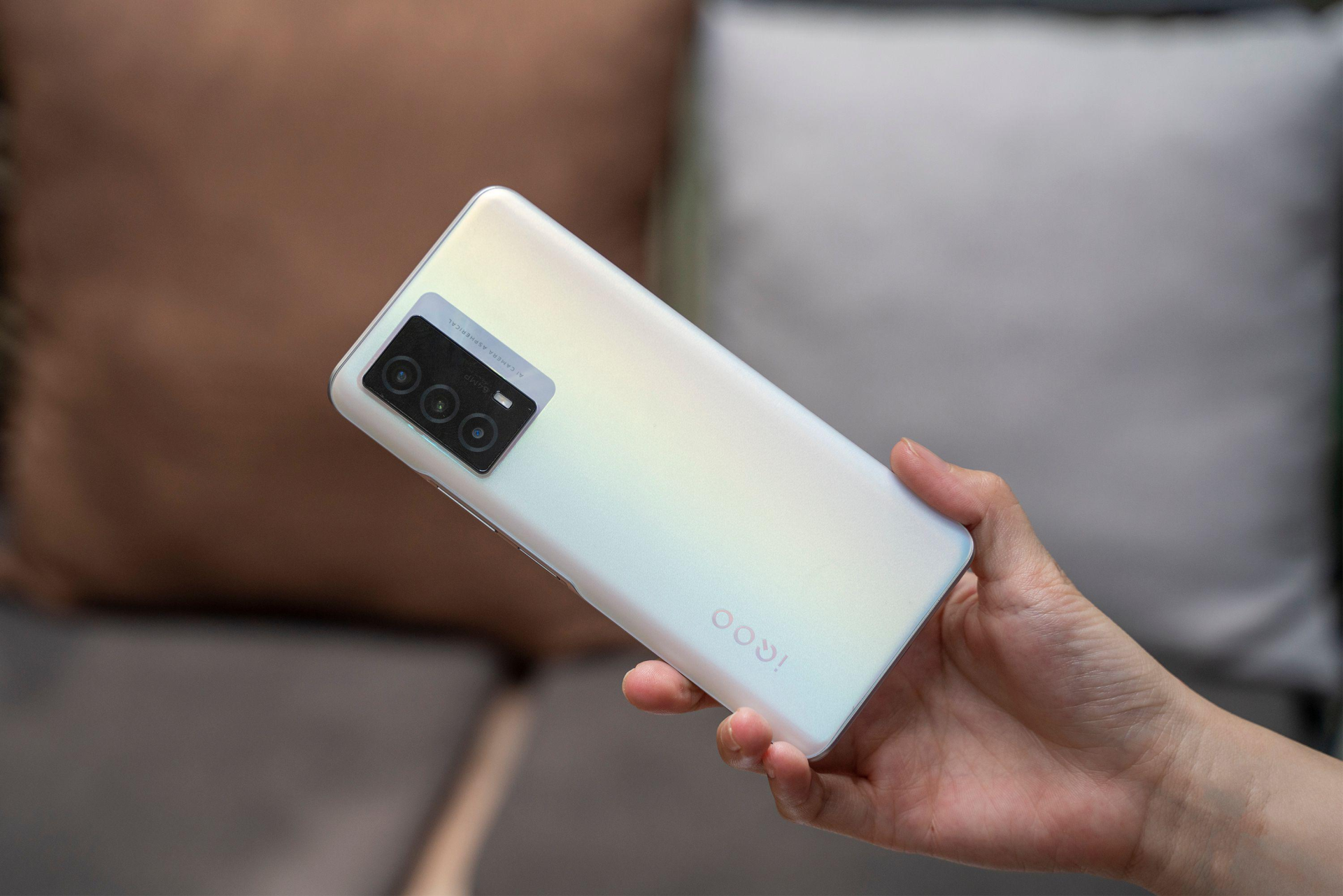 iqoo z5全方位图赏:成本限制导致千元机在外观上掀不起风浪__财经头条