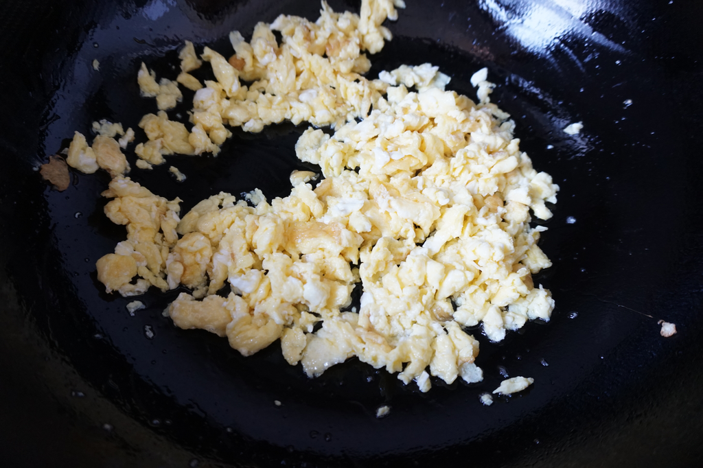 一把韭菜两个鸡蛋，做美味的素馅饼，鲜嫩可口不油腻，太好吃了休闲区蓝鸢梦想 - Www.slyday.coM