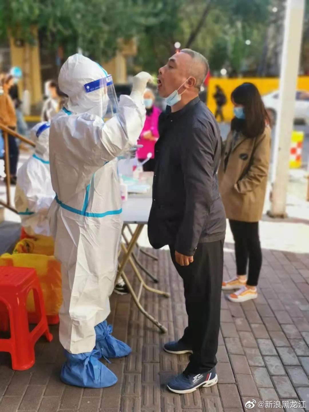 哈尔滨启动第二轮核酸检测人人戴口罩有序排队