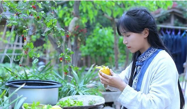 李子柒近照变化大获得农耕形象大使称号上台领奖有些紧张