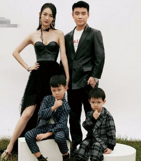 王皓晒家人近照,1米72娇妻气质出众,两个儿子吐舌卖萌太可爱!