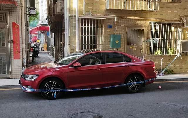 疑父母忙于吃饭打牌，3岁女童被困车内活活晒死，母亲着急直跺脚休闲区蓝鸢梦想 - Www.slyday.coM