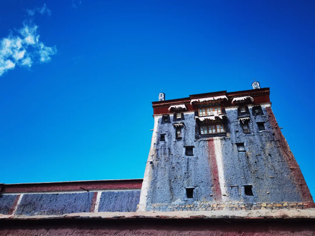 现在的北寺为新建的,南寺则保存相对完好,因为萨迦寺用红,白,青三色来