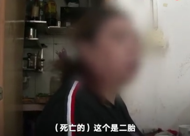 疑父母忙于吃饭打牌，3岁女童被困车内活活晒死，母亲着急直跺脚休闲区蓝鸢梦想 - Www.slyday.coM