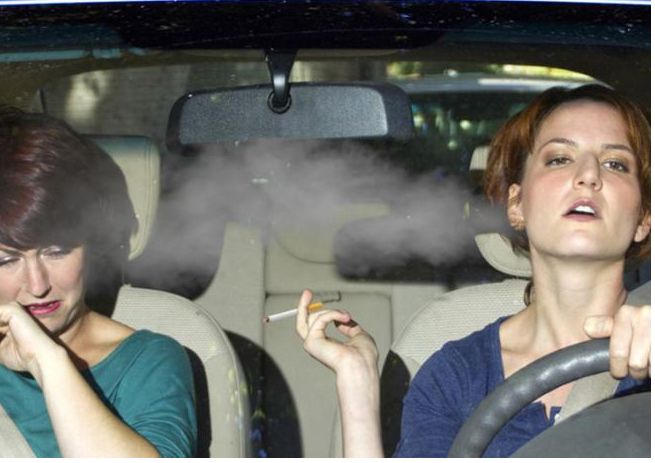 夜里坐车里抽烟的图片图片