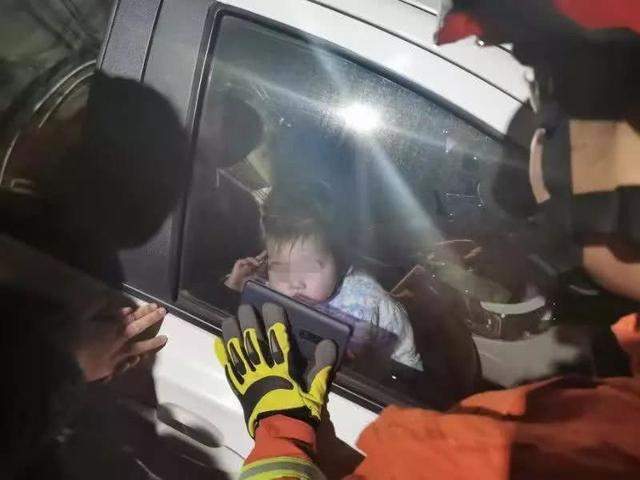 疑父母忙于吃饭打牌，3岁女童被困车内活活晒死，母亲着急直跺脚休闲区蓝鸢梦想 - Www.slyday.coM