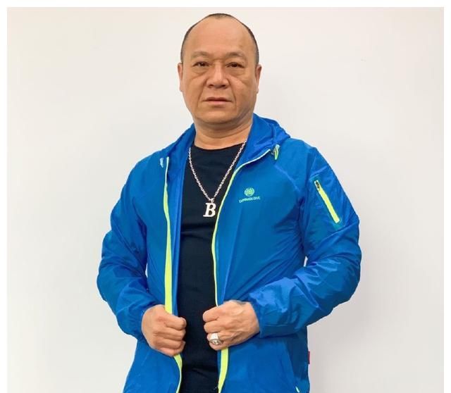 吴志雄女儿结婚大摆宴席戴六对巨型龙凤镯显贵气肥妈献唱助兴