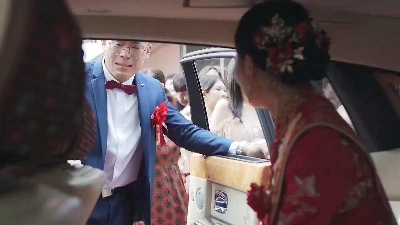 山东:背姐姐上婚车那一刻,弟弟扶车门大哭“那一刻真的绷不住”休闲区蓝鸢梦想 - Www.slyday.coM 山东:背姐姐上婚车那一刻,弟弟扶车门大哭“那一刻真的绷不住”休闲区蓝鸢梦想 - Www.slyday.coM