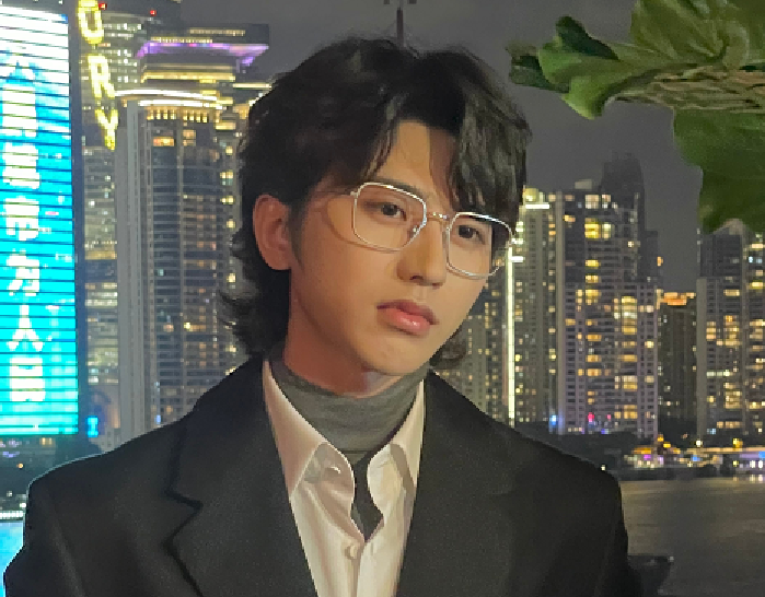 硬汉封面造型引发争议后蔡徐坤挑战狼尾发型越来越有男人味了