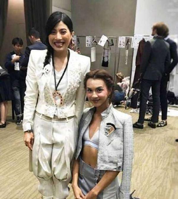 泰国公主尊贵无比和女明星合影时女明星必须跪着还要微笑