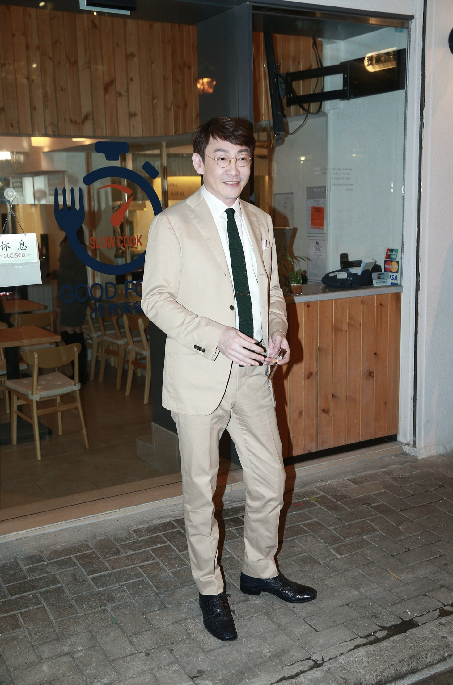 吴启明设宴款待林文龙夫妇亲自下厨秀厨艺已转做厨师收入可观