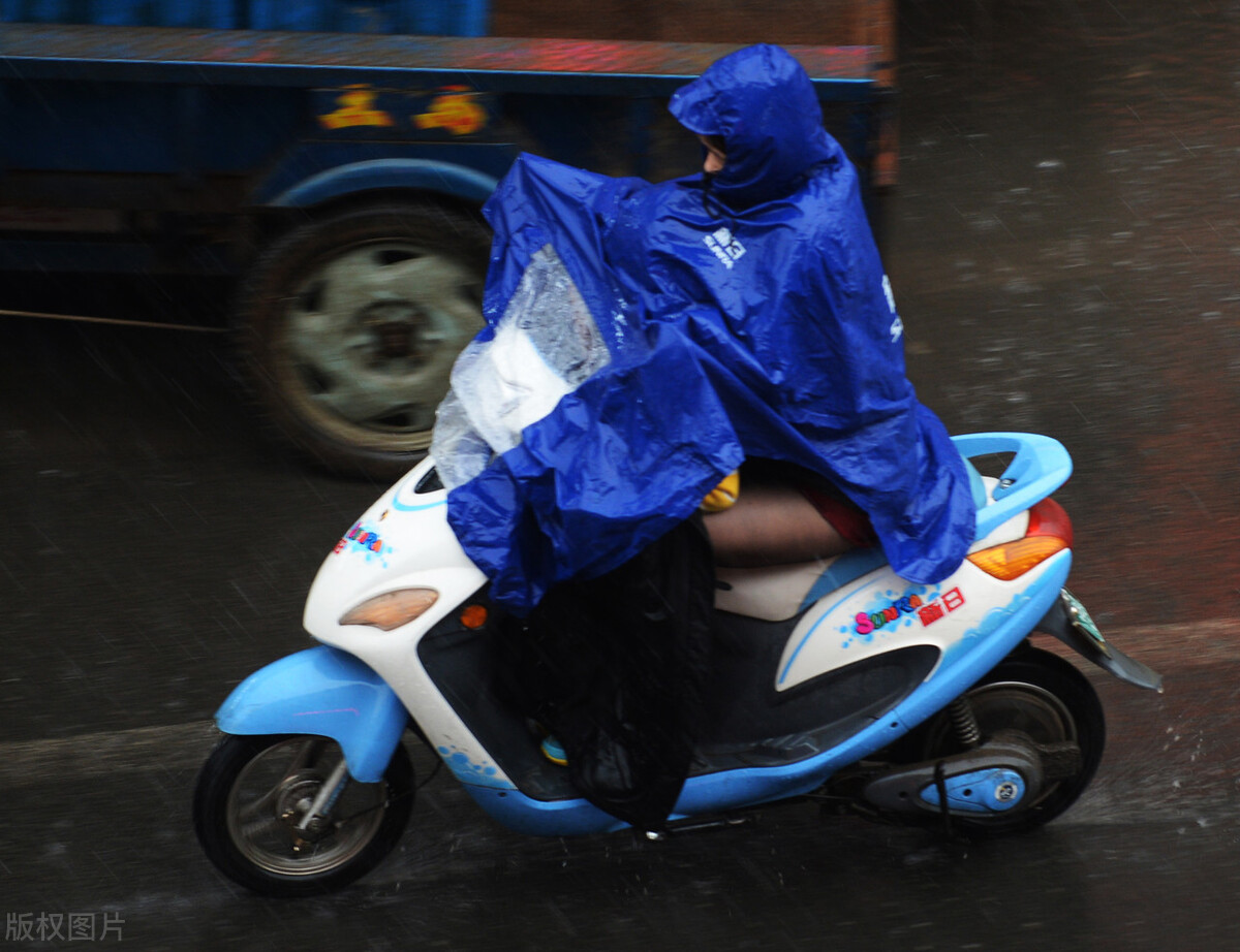 遇到下雨天,盖住2个地方能让电动车更耐用,可惜很多车主不知道