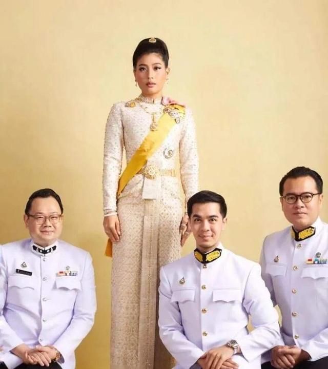 泰国公主尊贵无比,和女明星合影时,女明星必须跪着,还要微笑|拉玛|女