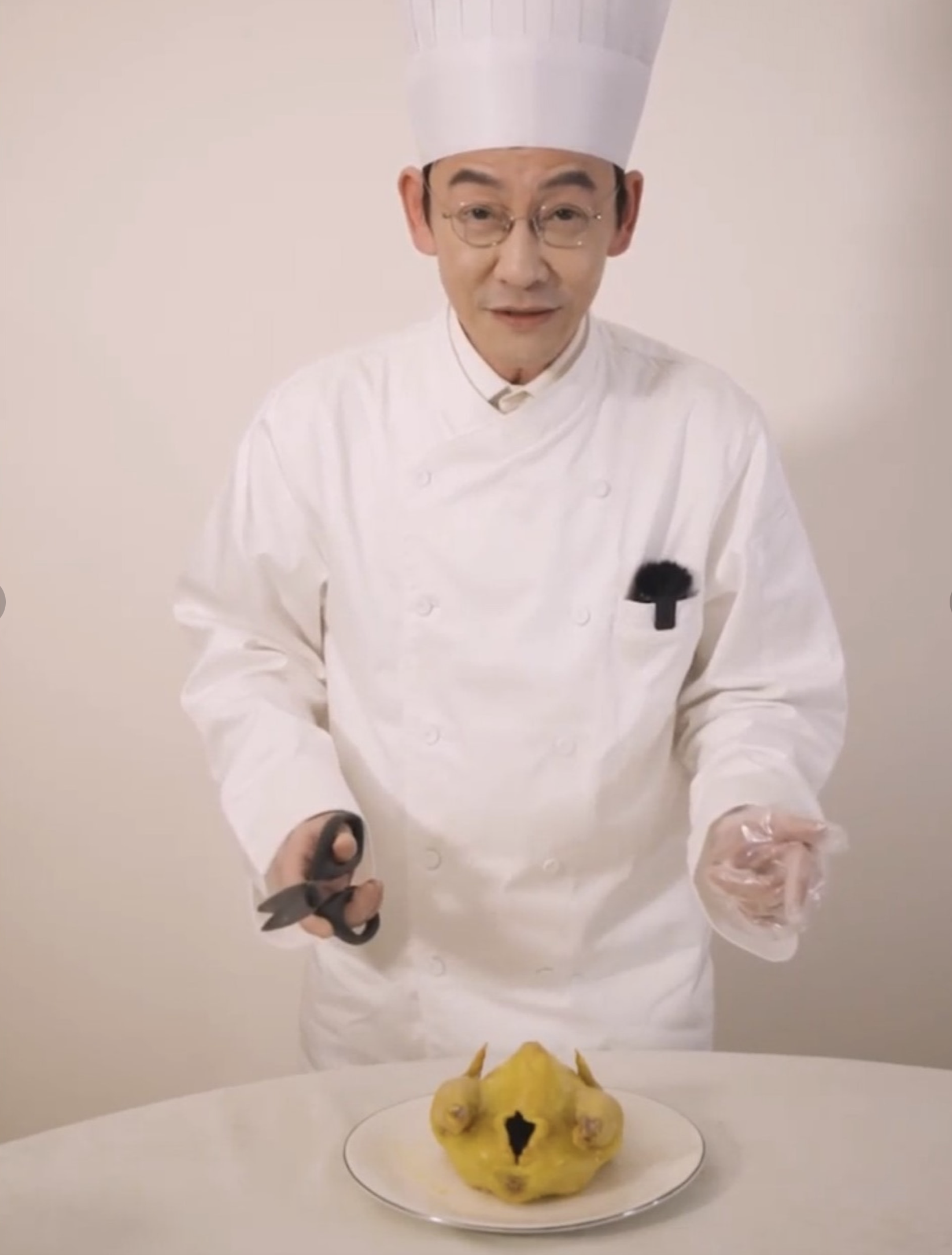 吴启明设宴款待林文龙夫妇亲自下厨秀厨艺已转做厨师收入可观